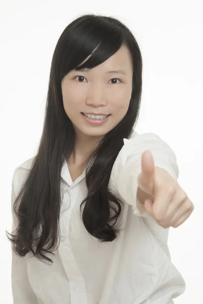 Mulher asiática bonita mostrando um positivo polegares para cima isolado em um fundo branco — Fotografia de Stock