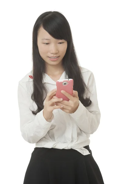 美しいアジアの女性のスマート フォンを使用して白い背景に分離されたテキスト メッセージを送信するには — ストック写真