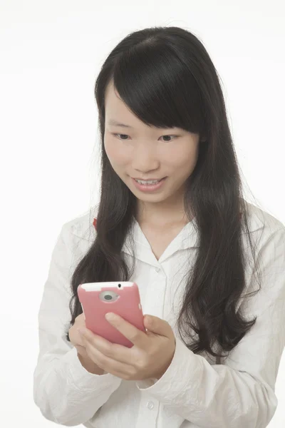 Красиві азіатські жінки за допомогою смарт-телефону відправити текстове повідомлення, ізольовані на білому фоні — стокове фото