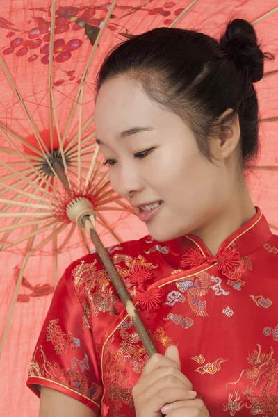 Beautiful Chinese woman wearing a traditional dress known as a Cheongsam or Chipao — Stock Photo, Image