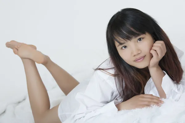 Bella e sexy donna cinese indossa una camicia bianca isolata su uno sfondo bianco — Foto Stock
