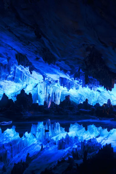 As maravilhosamente iluminadas Grutas de Flauta Reed exibindo as formações "Crystal Palace of the Dragon King". Localizado em Guilin, Guangxi Provine, China — Fotografia de Stock