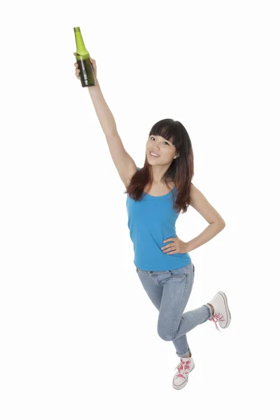 Hermosa mujer asiática disfrutando de una cerveza aislada sobre fondo blanco — Foto de Stock