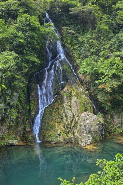 Belle cascade saisonnière en cascade le long de la montagne dans la campagne à l'extérieur de Guilin dans la région autonome du Guangxi Chine — Photo