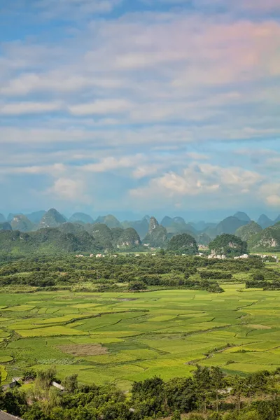 Bela Paisagem Guilin Mostrando Fazendas Arroz Montanhas Karst Guangxi Zhuang — Fotografia de Stock