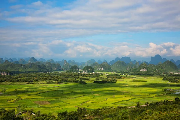 Bela Paisagem Guilin Mostrando Fazendas Arroz Montanhas Karst Guangxi Zhuang — Fotografia de Stock