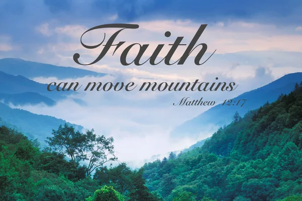 Faith Dağları Yerinden Oynatabilir Matthew Dumanlı Dağlar Kıyıda — Stok fotoğraf
