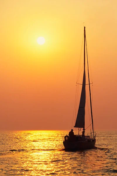 Peaceful Tranquil Sunset Atlantic Ocean Silhouette Sailboat Foreground — 스톡 사진