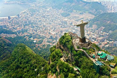 Corcovado Dağı 'ndaki Kurtarıcı İsa, Rio de Janeiro Brezilya Güney Amerika heykeli 38 metre yüksekliğindedir ve şehre tepeden bakan Tijuca Ormanı Ulusal Parkı' ndaki Corcovado Dağı 'nın zirvesinde yer almaktadır. A