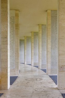 2. Dünya Savaşı sırasında Filipinler 'den kaybolan ya da kayıplara karışan tüm askerlerin anıtı. Manila Amerikan Mezarlığı ve Filipinler 'de WW sırasında öldürülen Amerikan ve Filipin silahlı kuvvetlerinin bulunduğu anıt.