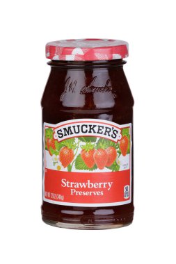 Louisville, KY, Amerika 4 Eylül 2022 beyaz arka planda izole edilmiş bir kavanoz çilek reçeli.