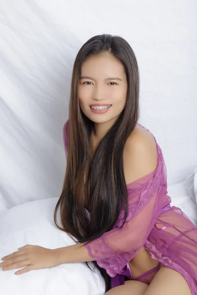 Красивая Филиппинка Позирует Сексуальной Фиолетовой Шелковой Lngerie Изолированы Белом Фоне — стоковое фото