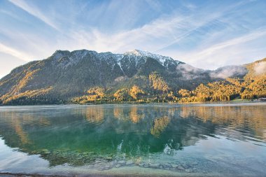 Bavyera ve Avusturya 'daki Alpler' deki güzel dağ gölleri