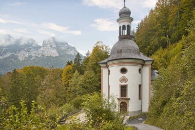 Bavyera 'daki dağlık arazide güzel bir kilise.