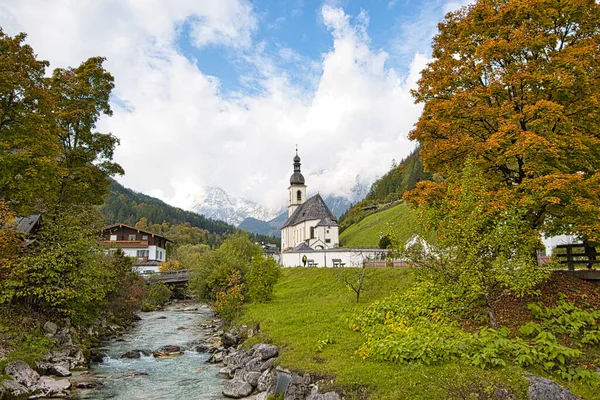 Όμορφη Εκκλησία Στο Αλπικό Τοπίο Στη Βαυαρία — Φωτογραφία Αρχείου