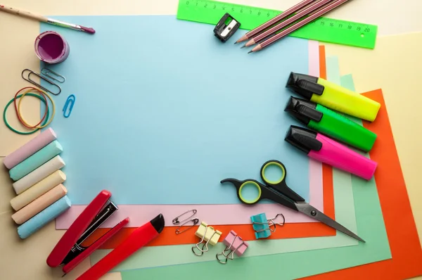 Hoja vacía azul con objetos de papelería . Fotos De Stock Sin Royalties Gratis