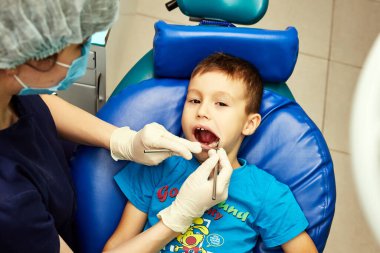 Pediatrik dişçi küçük dişleri kontrol ediyor.