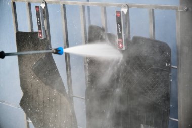 Rusya, Naberezhnye Chelny-10.10.2021: araba yıkamada paspaslar