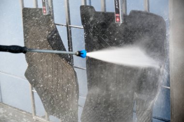 Rusya, Naberezhnye Chelny-10.10.2021: araba yıkamada paspaslar