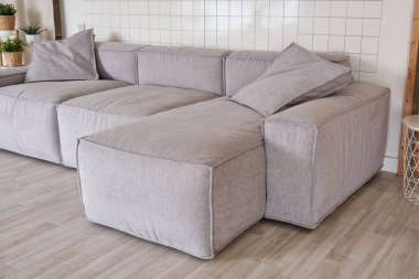 Aydınlık bir iç mekânda hafif yumuşak bir kanepe