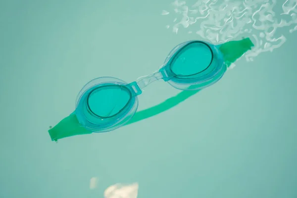 Yeşil Dalış Gözlükleri Suda Yüzer — Stok fotoğraf