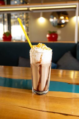 Gün batımında bir kafede çikolatalı milkshake.