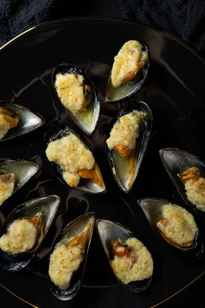 Mejillones Horno Cáscaras Con Salsa Cremosa Vertida Con Aceite Plato — Foto de Stock