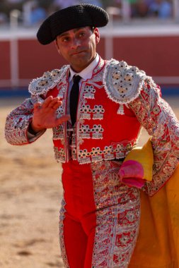 Tipik şapkalı bir İspanyol boğa güreşçisi boğa güreşinden sonra halkı selamlıyor.