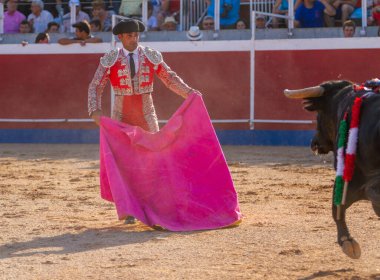 Boğa güreşindeki performansı sırasında bir İspanyol boğa güreşçisi