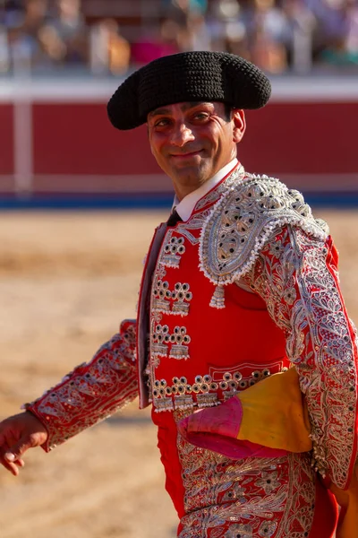 Tipik bir şapkayla gülümseyen boğa güreşçisine yaklaş boğa güreşinin bitiminden sonra halkı selamla.