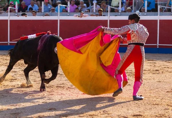 Ein Spanischer Stierkämpfer Während Seines Auftritts Stierkampf — Stockfoto
