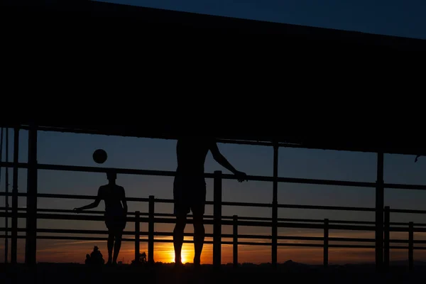 Силуэт Двух Молодых Людей Играющих Футбол Пляже Португалии Закате — стоковое фото