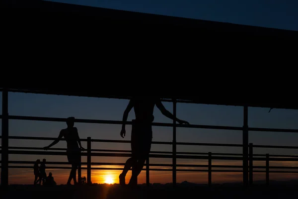 Silhouette Deux Jeunes Jouant Football Sur Une Passerelle Portuaire Sur — Photo