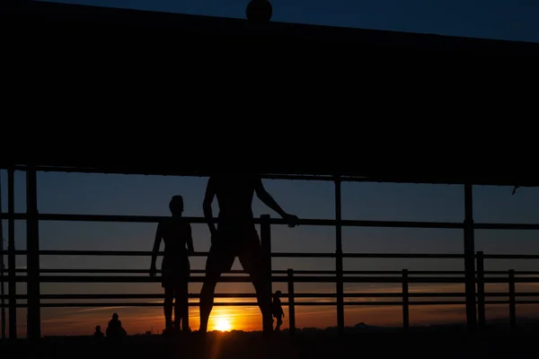 Silhouette Deux Jeunes Jouant Football Sur Une Passerelle Portuaire Sur — Photo