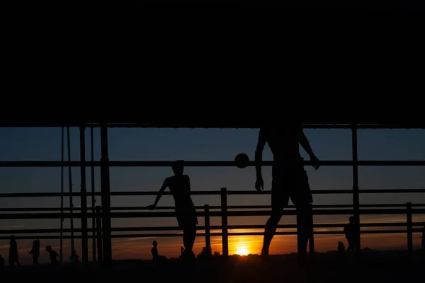 Silhouette Deux Jeunes Jouant Football Sur Une Passerelle Portuaire Sur — Photo