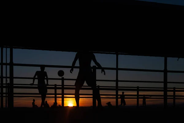 Silhouette Deux Jeunes Jouant Football Sur Une Passerelle Portuaire Sur — Photo