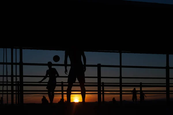 Silhouette Deux Jeunes Jouant Football Sur Une Passerelle Portuaire Sur — Photo