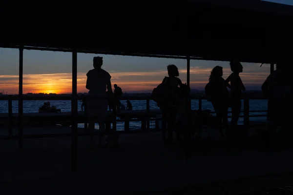 Silhuett Människor Som Väntar Hamnpromenad Strand Portugal Vid Solnedgången — Stockfoto