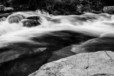 Siyah beyaz arka plan. Nehir suya akıyor..