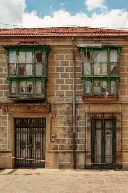 İspanyol bir ortaçağ şehrinde eski evin ön cephesi