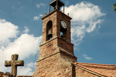 Ortaçağ İspanyol köyündeki eski bir kilisede çan kulesi