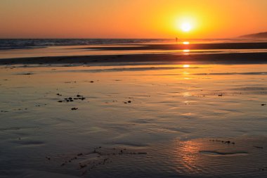 Atlantik Okyanusu 'nun üzerinde harika bir gün batımı. Solunda güneş var.