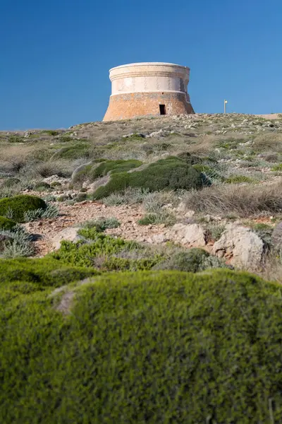 Fornells Körfezi üzerinde taş gözetleme kulesi (16. yüzyıl), İspanya