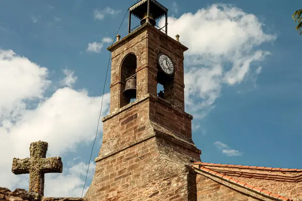 Ortaçağ İspanyol köyündeki eski bir kilisede çan kulesi