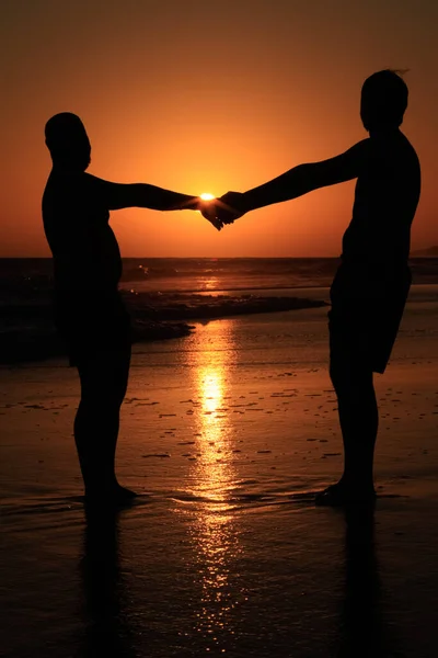 Couple Gay Pose Sur Plage Coucher Soleil — Photo