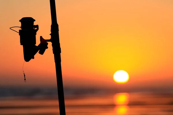 Silueta Una Caña Pescar Una Playa Atardecer — Foto de Stock