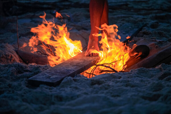 во время летнего солнцестояния мужчина переходит через костер