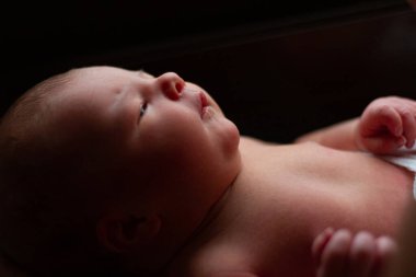 tapılası yeni doğmuş bebek emzirildikten sonra huzur içinde yatıyor.