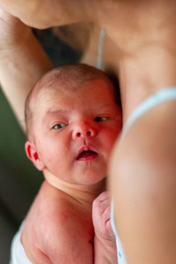 tapılası yeni doğmuş bir bebek annesinin göğsünde huzur içinde uyuyor.