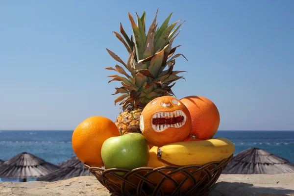 Exotische vruchten tegen tropisch strand — Stockfoto